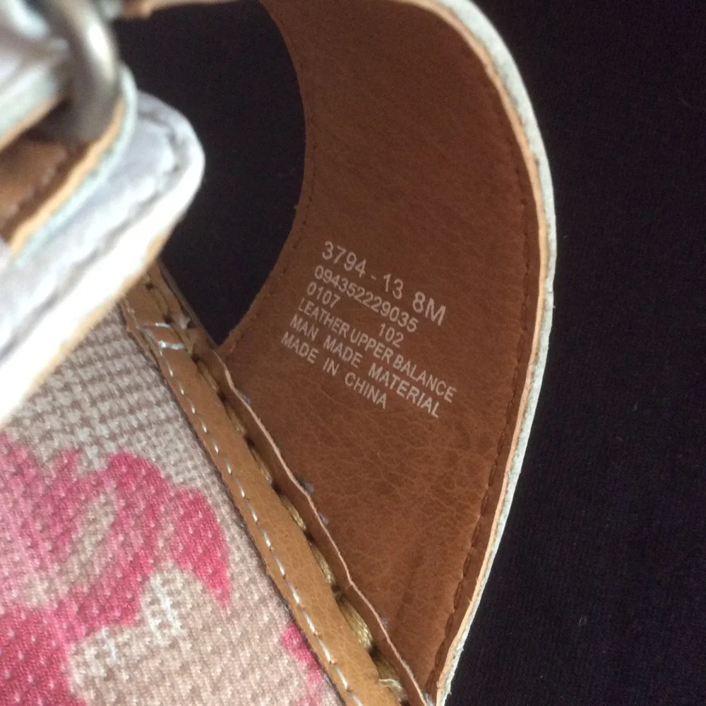 NWOT Eastland White Sandals, Sz 8M